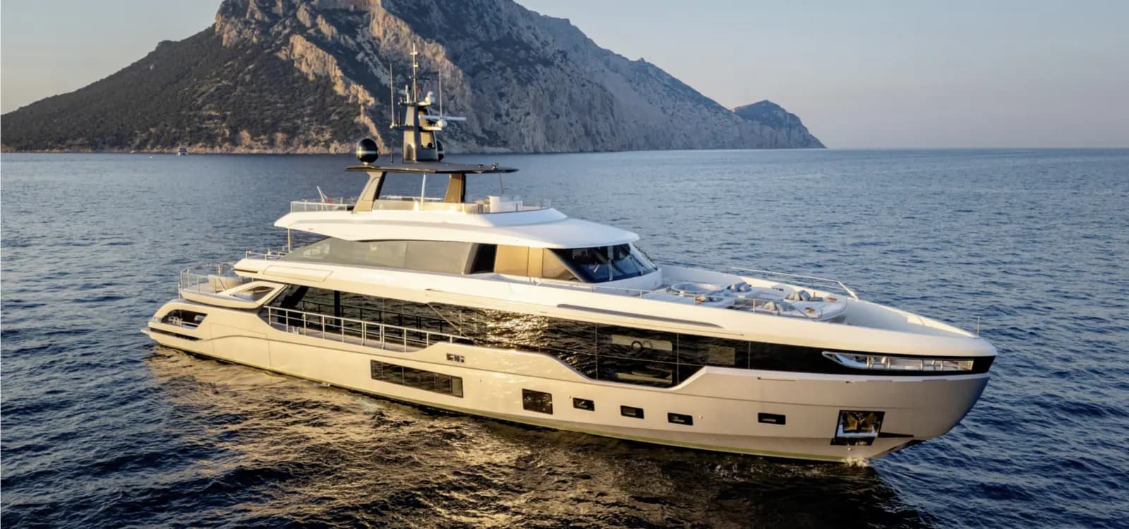 Azimut Grande 38 Trideck, view 2